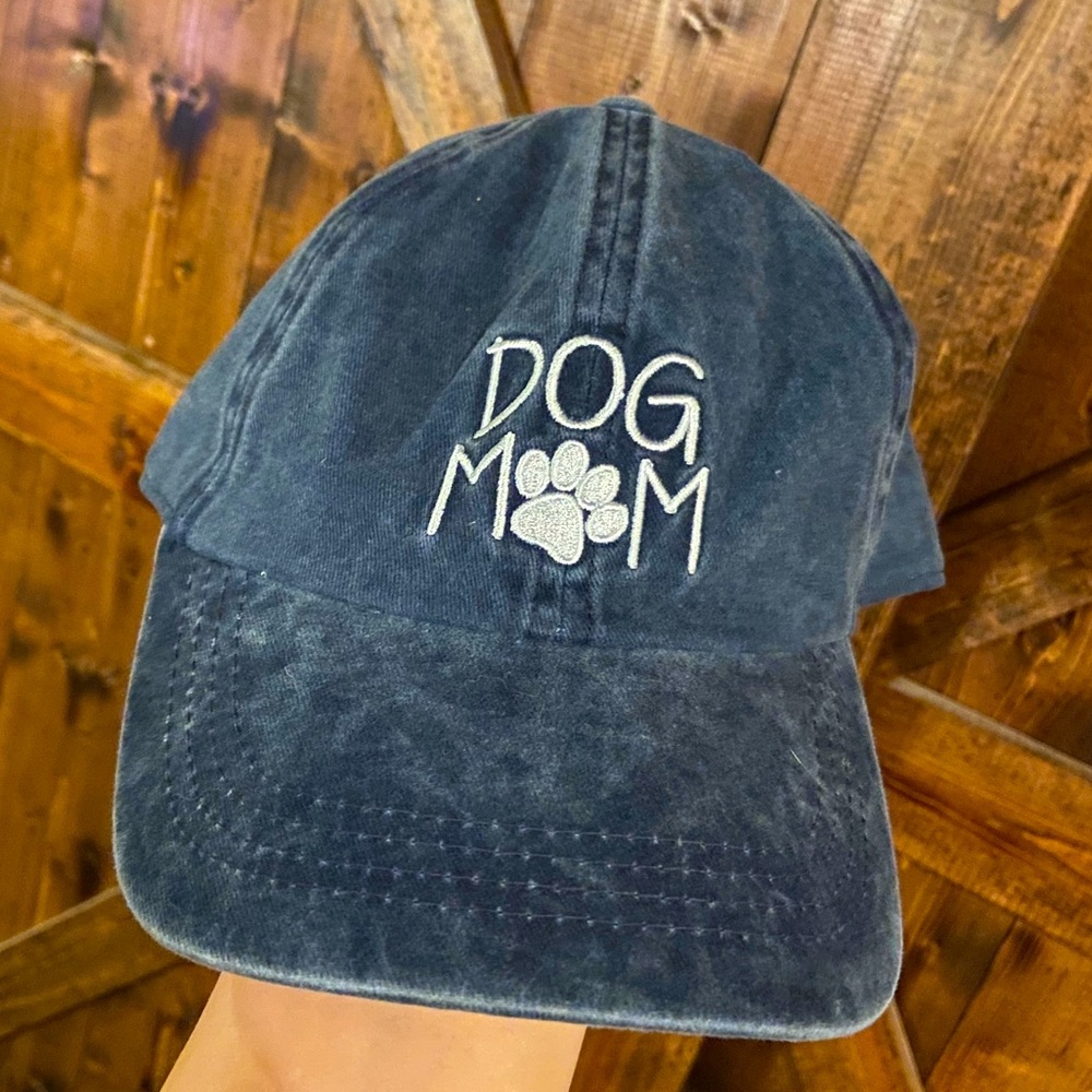 The cutest Dog Mom hat🐾